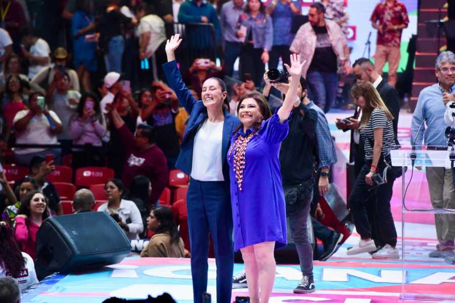 Claudia Sheinbaum celebra la entrega de constancia a Clara Brugada como ...