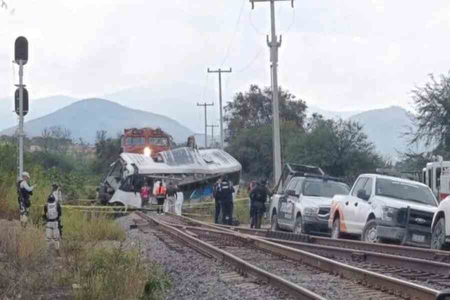 Trágico Accidente en Guanajuato: Tren Arrastra Autobús y Deja Cinco Muertos y 18 Heridos